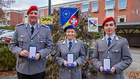 Die mit der Christophorusmedaille als Lebensretter ausgezeichneten Ulmer Soldaten in der Ulmer Wilhelmsburgkaserne.