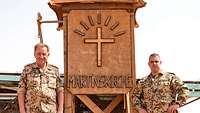 Militärseelsorge Militärseelsorger Sauer und sein Unterstützungsfeldwebel am Kirchenzelt