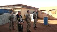 Militärpfarrer Sauer und und die Kontingentführung beim Gedenken am Volkstrauertag im Camp Castor