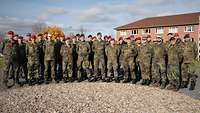 Gruppenfoto mit zahlreichen Soldaten vor ein Gebäude