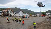 Hochwassereinsatz 2021 im Ahrtal, ein Hubschrauber beim Abladen von Material