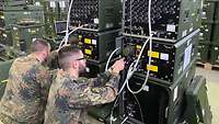 Soldaten arbeiten an IT-Gerät