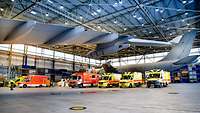 Mehrere Rettungswagen vor einem Flugzeug der Luftwaffe