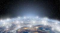 Blick aus dem Weltraum auf die Erde bei Nacht. Satellitennetz leuchtend dargestellt.