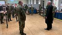 Militärbischof Bernhard Felmberg besucht die Operationszentrale des Kommandos Territoriale Aufgaben der Bundeswehr in Berlin