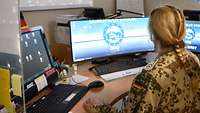 Eine Soldatin vor ihrem Computer im Joint Operation Center