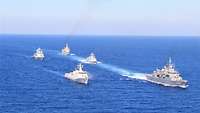 Fünf Schiffe der Maritime Task Force fahren in Formation