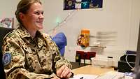 Soldatin am PC bei der Arbeit in ihrem Büro