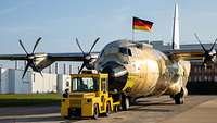 Die noch unlackierte C-130J mit der Seriennummer 5930 wird über das Produktionsgeländer in Marietta gezogen