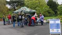 Der Pavillon des Familienbetreuungszentrum mit Besuchern und Team.