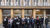 Gruppenbild vor dem Eingang zum ehemaligen Flughafen Berlin-Tempelhof.