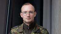 Portraitfoto eines Soldaten in Flecktarn