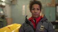 Eine Frau im Sportanzug der Bundeswehr im Interview