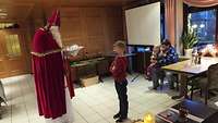 Der Nikolaus brachte den Kindern Geschenke.