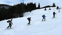 Skiwanderer unterwegs einen Berg hinauf