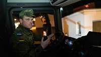 Soldat im Führerhaus eines Lastkraftwagen.