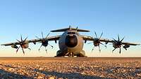 Der A400M steht auf dem Flugfeld in Al-Asrak in der Abenddämmerung