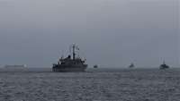 Mehrere graue Kriegsschiffe in See