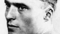 Nahaufnahme von Claus Schenk Graf von Stauffenberg. Das Bild entstand, bevor er im Jahr 1943 das linke Auge verlor.
