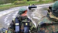 Soldaten fahren in einem Schlauchboot auf einem Fluss. Im Kielwasser folgt ein zweites Schlauchboot.