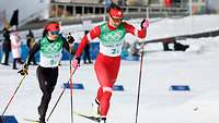 Zwei Skiläuferinnen auf der Piste