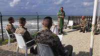 Militärdekan Torsten Stemmer beim Gottesdienst mit Soldaten am Meer
