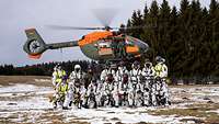 Gruppenbild von Soldaten vor Hubschrauber