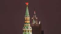 Blick auf die Turmspitze des Kreml in Moskau