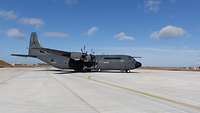 Die erste deutsche C-130J in Évreux. Der Schriftzug „Luftwaffe“ ist noch schwarz überdeckt.