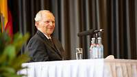 Wolfgang Schäuble an einem Tisch