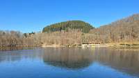 Das Gemündener Maar bei strahlend blauem Himmel