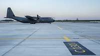 Die deutsche C-130J, auf der das Eiserne Kreuz, die deutsche Flagge und der Schriftzug „Luftwaffe“ zu sehen sind.