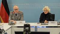 Verteidigungsministerin Christine Lambrecht und Generalinspekteur Eberhard Zorn sitzen nebeneinander bei einem Pressetermin.