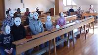 Gottesdienstbesucher mit weißen Masken