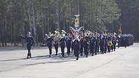 Das Luftwaffenmusikkorps marschiert in Formation. 