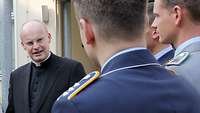Militärbischof Dr. Franz-Josef Overbeck im Gespräch mit Soldaten