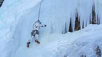 Ein Soldat hängt an einem Seil in einer Eiswand.