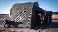 Soldatinnen und Soldaten arbeiten am Aufbau eines luftgestützten Zeltes