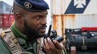 Ein französischer Soldat spricht in ein Funkgerät