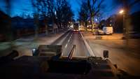 Blick aus einem Panzer während einer Kolonnenfahrt auf einer Straße bei Nacht