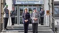 Vier Soldaten und eine Soldatin auf einer Treppe zum Gruppenfoto.