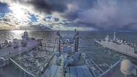 Einsatzgruppenversorger „Berlin“ zwischen zwei Kriegsschiffen auf See