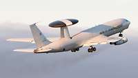 Eine NATO E-3A AWACS startet von der Air Base in Ämari, Estland.