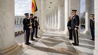 Ministerin Lambrecht mit US-Soldaten bei einer Zeremonie auf dem Nationalfriedhof Arlington