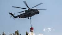 Eine CH-53 bei der Waldbrandbekämpfung