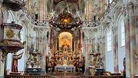 Blick auf den prächtigen Altarraum der Basilika Birnau