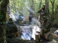 Soldaten stehen und sitzen im Wald