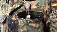 Ein Osterhase in der Jackentasche eines Soldaten