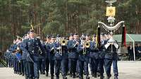 Die Soldaten des Luftwaffenmusikkorps Erfurt marschieren und spielen dabei.