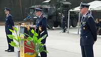 Generalmajor Hogrebe steht am Rednerpult.